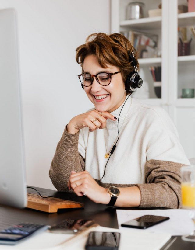 A student connects to her classes